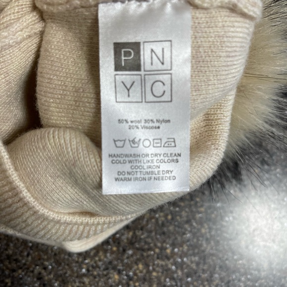 Gorgeous hat with faux fur pompom - Picture 3 of 3